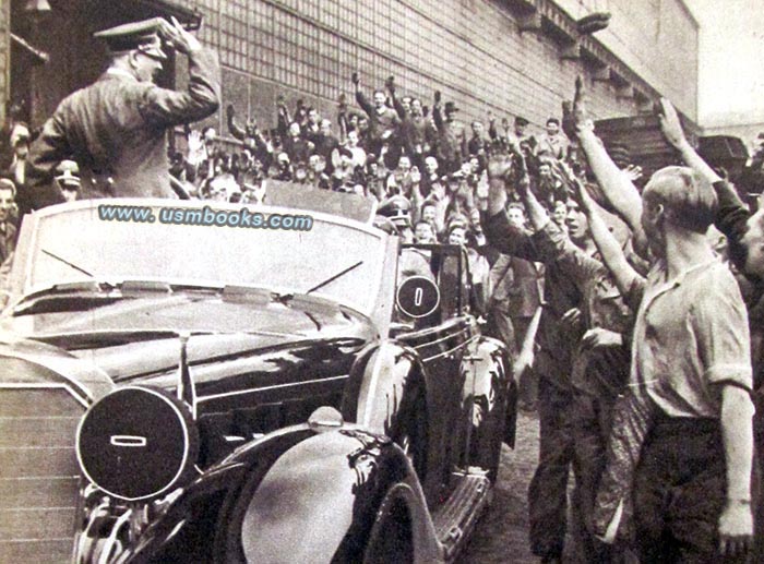 Adolf Hitler mit Rüstungsarbeiter